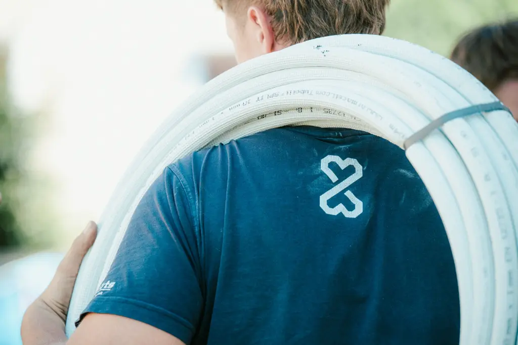 Coldarts Mitarbeiter mit T-Shirt mit Logo