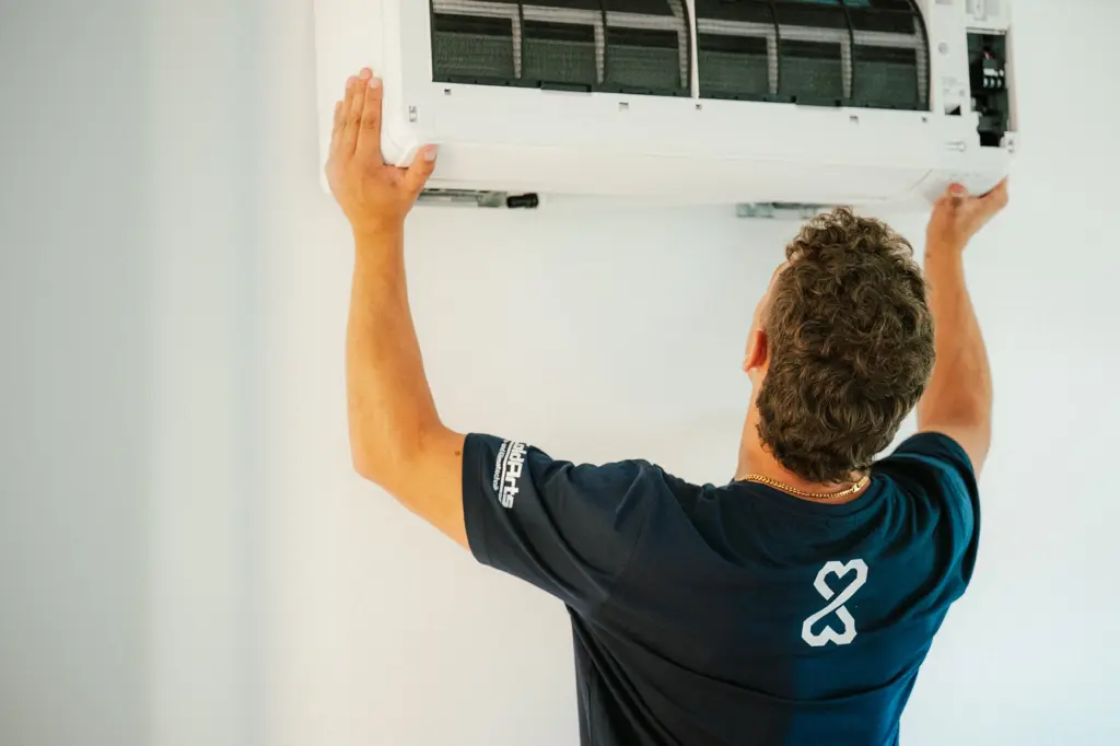 Mitarbeiter von Coldarts installiert eine Klimaanlage